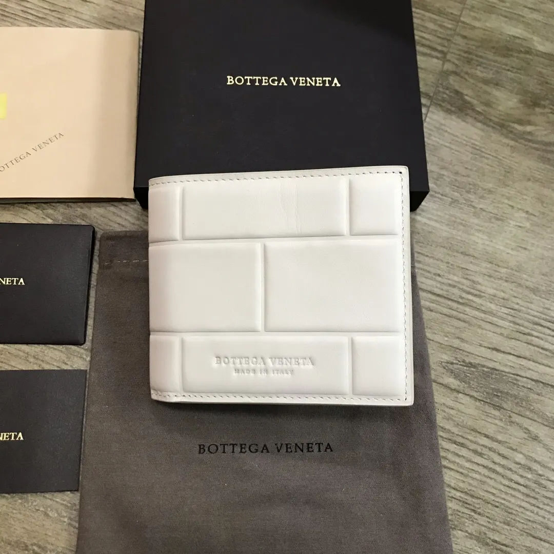 Padded leather wallet • 8 card slots, 1 bill compartment and 2 additional compartments • Check pattern nappa padding exterior • Smooth calfskin lining 778#